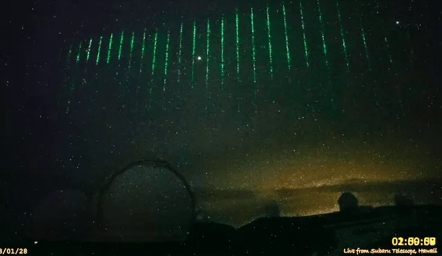 Rayos láseres observados en enero de 2023 sobre Mauna Kea (Hawái). Foto: NAOJ