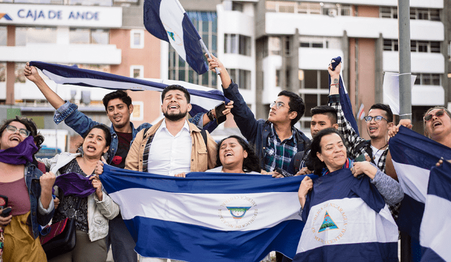 JÚBILO. Nicaragüenses que viven en el exilio en Costa Rica celebran liberación de más de 200 opositores detenidos. (Foto: AFP)
