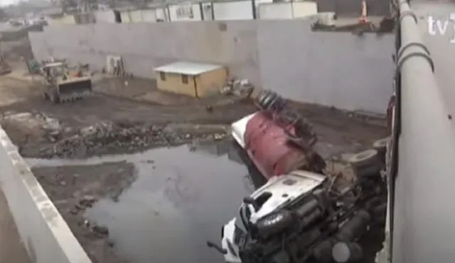 Un tráiler cayó a la altura del puente Huaycoloro tras sufrir despiste. Foto: captura Tv Perú