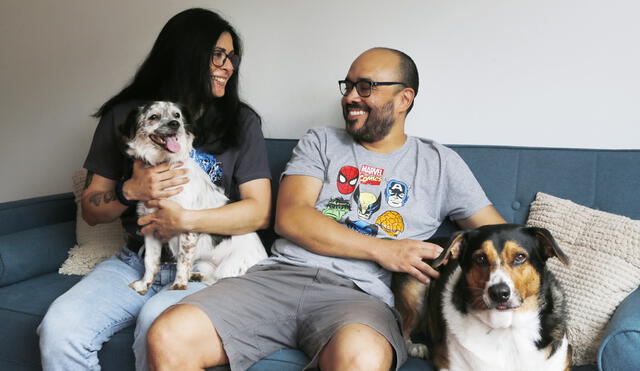 Retrato de la familia formada por Fátima Toche, Martín Cáceres y los canes Woody y Wanda. Foto: Félix Contreras/La República