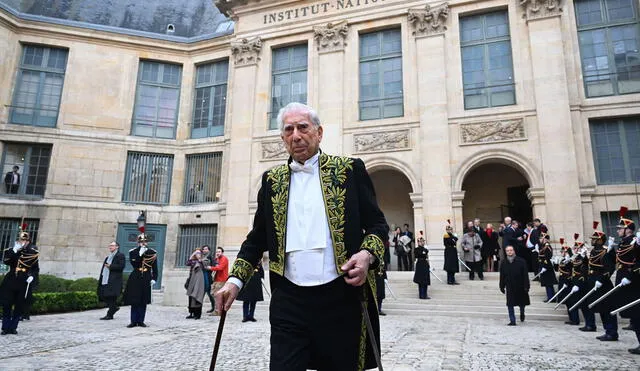 Mario Vargas Llosa deja la sede de la Academia Francesa luego de su proclamación como “inmortal”. Foto: La República