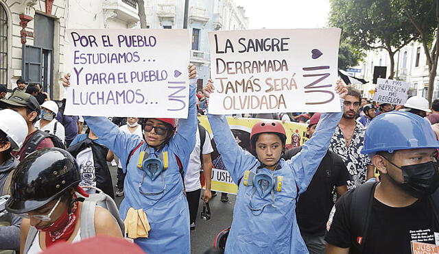 En Lima. Marcha era pacífica y artística, pero la policía irrumpió con fuerza excesiva en horas de la noche. Foto: Félix Contreras/La República