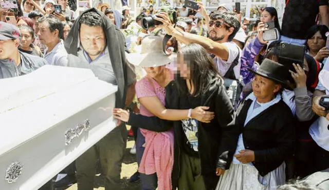 Pesquisas de IDL Reporteros revelarían que 6 de las 10 víctimas de las protestas el 15 de diciembre en Ayacucho, habrían fallecidos tras recibir impactos de balas perpetrados por militares. Foto: AFP