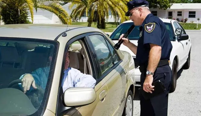 La poliía encontró al hombre dormido en su auto cerca de las 2:00 am. Foto: referencia/ Newsweek