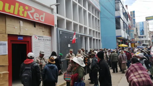 Ciudadanos forman colas en el Banco de la Nación en Juliaca. Foto: Kleber Sanchez / URPI-LR