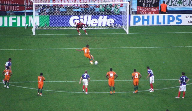 En un penal, los jugadores deben localizarse al borde de la medialuna. Foto: FIFA