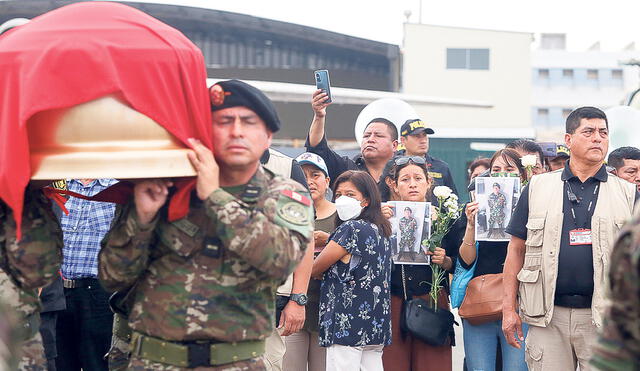 Tributo. Féretros de seis de los siete policías emboscados fueron recibidos con honores por sus familiares y los altos mandos. Foto: Félix Contreras/La República
