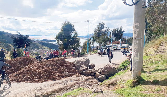 Puno. Enormes piedras y montículos de tierra impiden el paso de vehículos hacia Juliaca. Foto: difusión