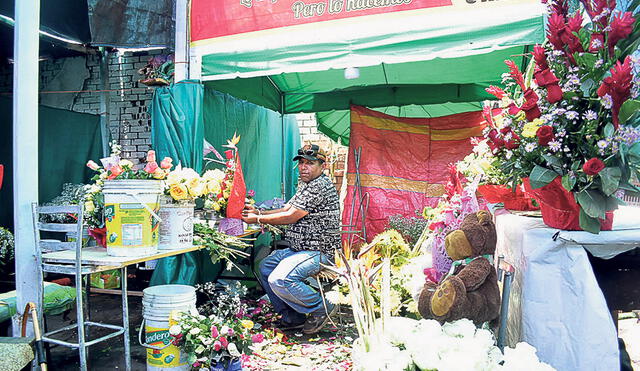 Mercado Santa Rosa. Miguel Santana reabrió su puesto luego del siniestro de enero. Foto: Karina García Cribillero/La República