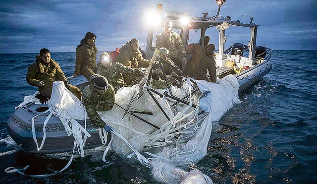 Recuperan. Marines de EE. UU. con partes de un globo de vigilancia chino derribado en la costa de Carolina del Sur. Foto: EFE