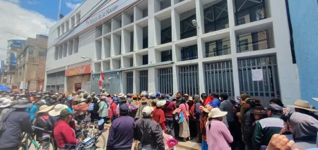 Problema. Sede del Banco de La Nación en Juliaca está abarrotado de pobladores que no pueden cobrar bonos.