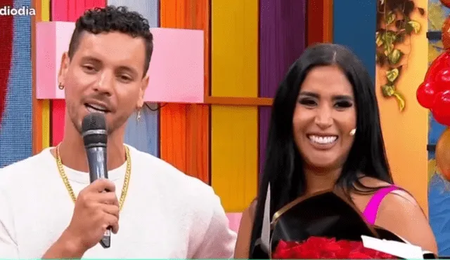 Anthony Aranda llegó con un ramo de rosas al set de "Préndete". Foto: captura de Panamericana TV