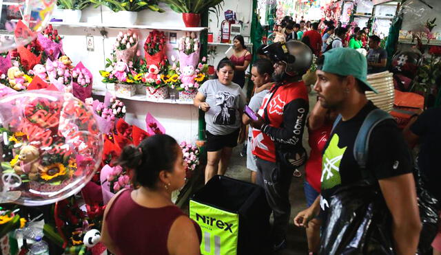 Cientos de personas buscan el regalo ideal por San Valentín. Foto: John Reyes/La República