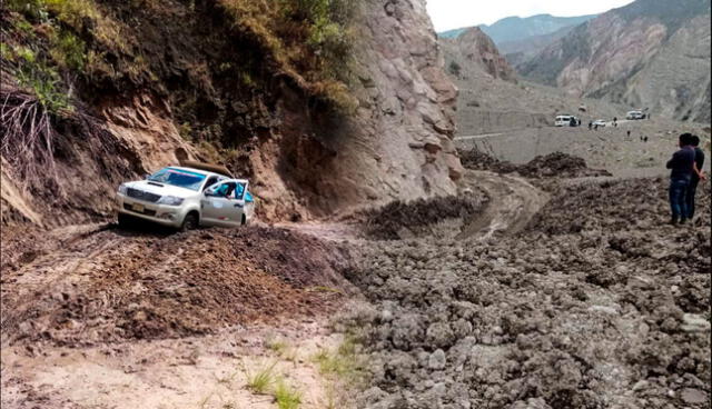 El deslizamiento de tierra causó desastres en Pataz. Foto: composición de Fabrizio Oviedo/ La República