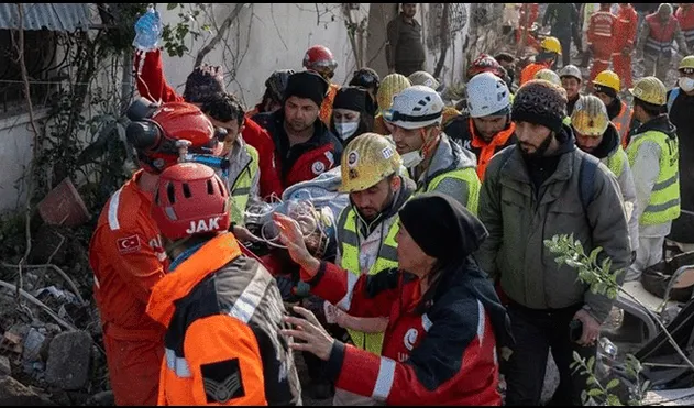 Según el rescatista, la mujer estaba feliz de verlos. "Al principio tomé su mano. Hablamos, conversamos y la calmamos", agregó. Foto: Agencia Anadolu.