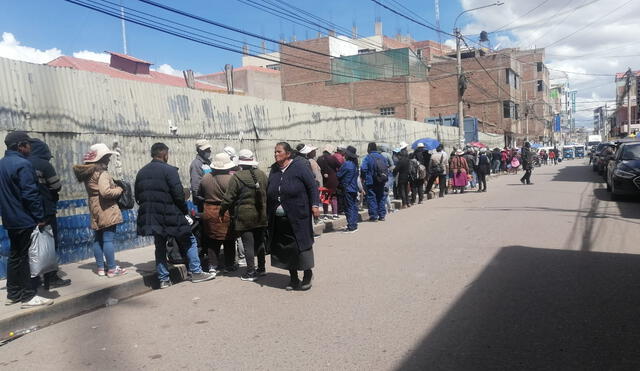 Ciudadanos contaron que esperaron casi todo el día para ser atendidos en Juliaca. Foto: Kleber Sánchez /URPI LR