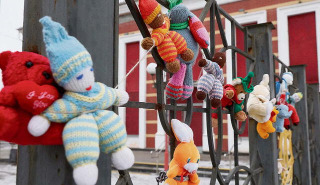 Conmemoran. Homenaje a las decenas de víctimas civiles de la invasión rusa de Ucrania en la región de Donetsk. Foto: AFP