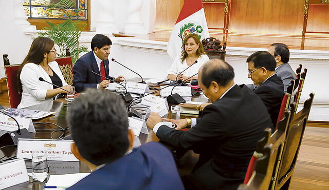 Dina Boluarte en reunión con rectores de universidades prometió la reglamentación de la Ley 31520. Al mismo tiempo, el Ejecutivo busca que Sunedu tenga nuevo consejo directivo. Foto: difusión