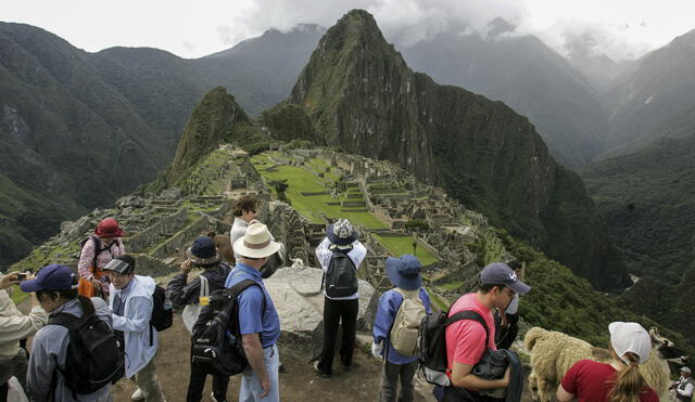 Visitas. Ayer se volvieron a abrir las puertas de Machupicchu a los turistas. Hasta el mediodía se había recibido a más de 700 turistas. Foto: La República