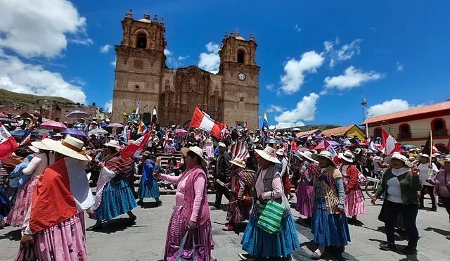 En las calles. Cientos de pobladores quechuas y aymaras continúan marchando todos los días. Foto: La República