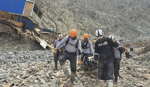 Trabajo. Policía continúa con las labores de rescate de cuerpos en poblados del Secocha. Foto: La República