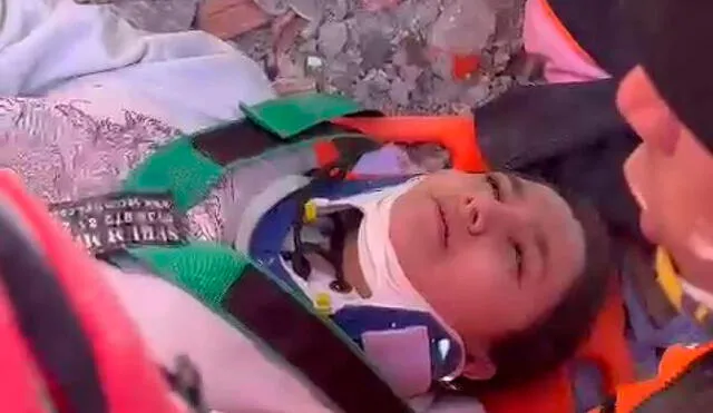 Aleyna, de 17 años, fue encontrada con vida en el día 11 de los potentes terremotos que azotaron a Turquía y Siria. Foto: captura de Iha.com