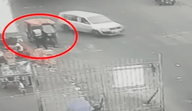El conductor de la mototaxi siguió su camino sin importarle que el agente quedó herido en el pavimento. Foto  y video: Panamericana