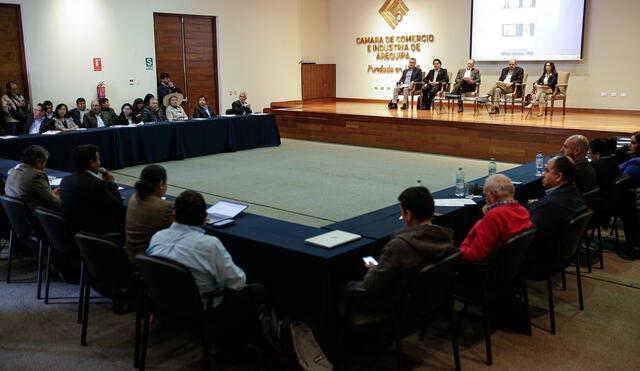 Visita. Ministro de Comercio Exterior se reunió con voceros del turismo en Arequipa para explorar alternativas de solución. Foto: Rodrigo Talavera/ LR