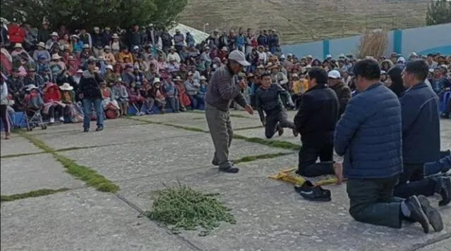 Sanción. Hicieron que alcalde y regidores se arrodillen.