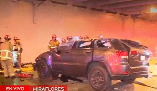 El accidente vehicular se suscitó en la vía expresa a la altura del puente Aramburú. Foto y video: América TV