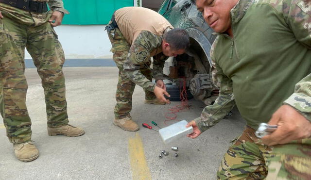  En la estructura del carro se halló 44 paquetes de droga con el logotipo de un delfín y un delfinato. Foto: PNP   