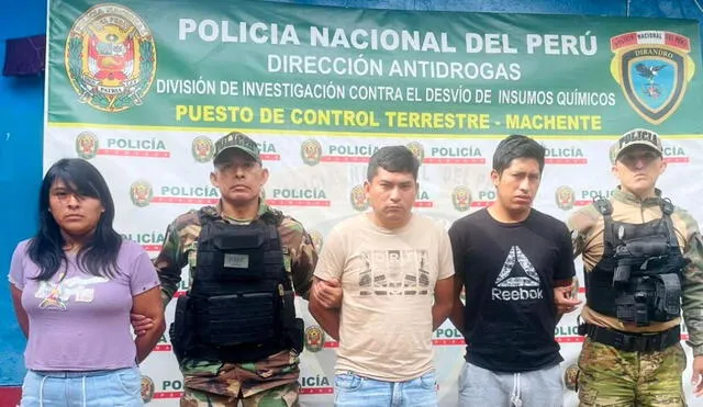 Tres jóvenes, entre ellos una mujer, circulaban en un automóvil, simulando ser estudiantes universitarios. Foto: PNP