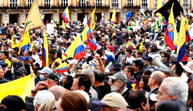 Grupo de personas manifestándose en Colombia. Foto: EFE