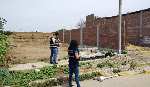 Policía cerca escena del crimen el Urb. La Perla, Trujillo. Foto: Yolanda Goicochea/URPI-LR