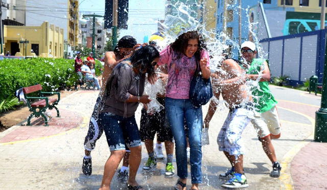 Desde el siglo XIX, en Lima, los ciudadanos celebraban el verano arrojándose agua y pintura. Foto: Andina