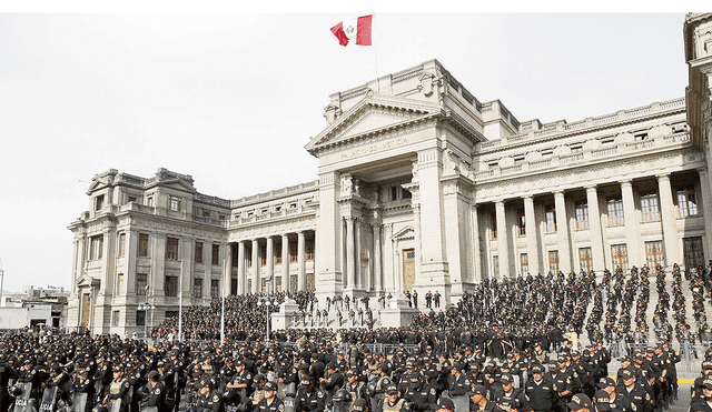 Poderío. Impresionante despliegue policial en el Paseo de los Héroes Navales el día de la ‘Toma de Lima’.  Foto: difusión