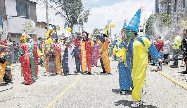 Fiesta. En Cayma mojigangos hicieron bailar a asistentes. Foto: La República