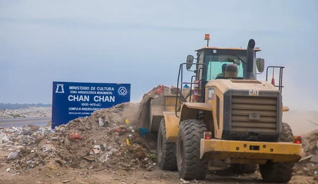 Con maquinaría pesada limpian desechos de Chan Chan. Foto: La República