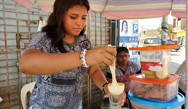 Kiara Reyes trabaja vendiendo los postres que prepara con ayuda de su mamá. Foto: Almendra Ruesta/URPI-LR