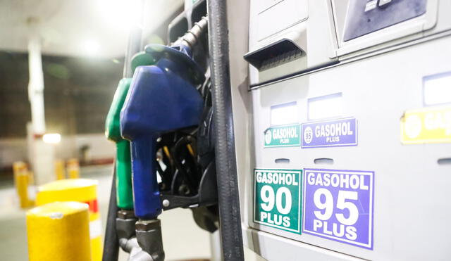 Los precios de referencia de los gasoholes 97, 95 y 90 se elevaron en S/0,22. Foto: Andina