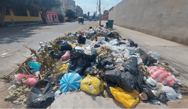 Vecinos que arrojan sus residuos en plena vía pública. Foto: Clinton Medina/ La República