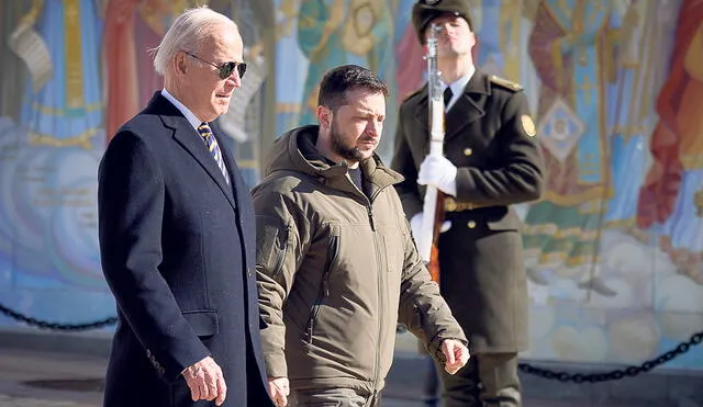 Novedad en el frente. Joe Biden y Volodímir Zelenski rindieron homenaje a los soldados ucranianos muertos en la guerra. Foto: EFE