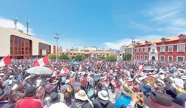 Juntos. Aimaras sostuvieron tres días de reuniones y acordaron que no desistirán de su pedido de huelga indefinida. Foto: Liubomir Fernández/La República