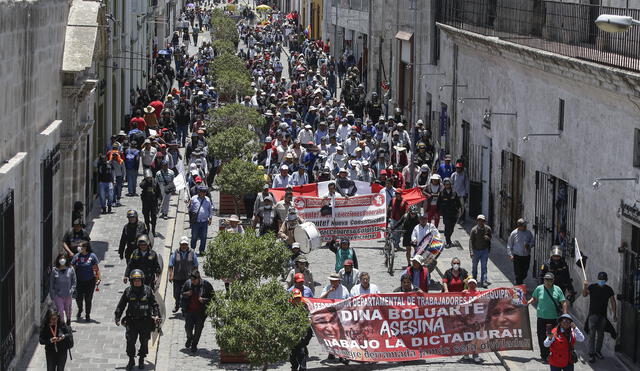 Marcha. El lunes un grupo de manifestantes ingresaron a la plaza de Armas de Arequipa en rechazo al gobierno. Foto: Rodrigo Talavera/ LR