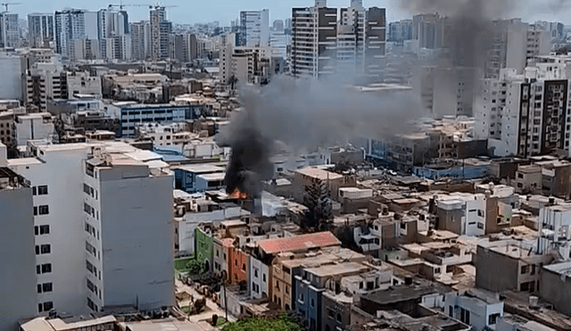 Incendio en Jesús María consume casa en avenida Talara. Foto: captura video Twitter/Gerardo Caballero