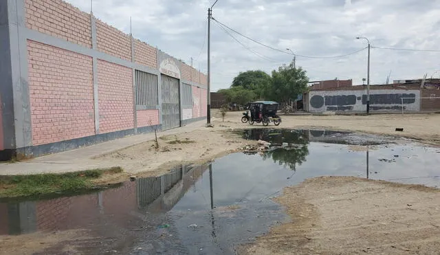 Los colegios están rodeados de aguas servidas. Foto: La República