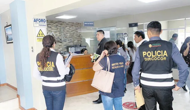 Diligencia. Personal de la policía y del Ministerio Público llegaron hasta la comuna de Mejia para recabar documentación. Foto: La República