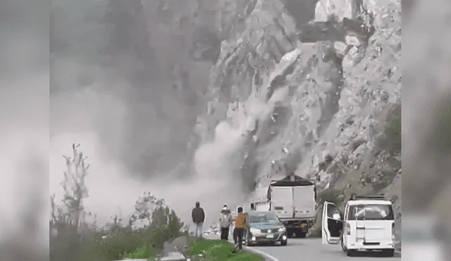 Conductores pudieron estacionarse antes de la caída mayor de rocas. Foto: captura de Infored/Facebook