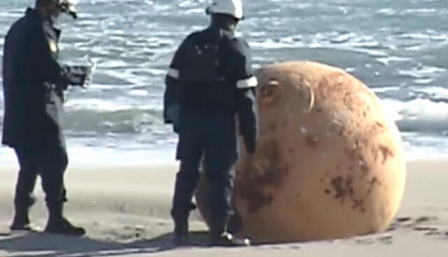Una misteriosa bola metálica aparece en una playa de Japón. Foto: NIUS