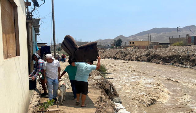 Los vecinos brindan ayuda a los afectados. Foto: Omar Coca / URPi-LR